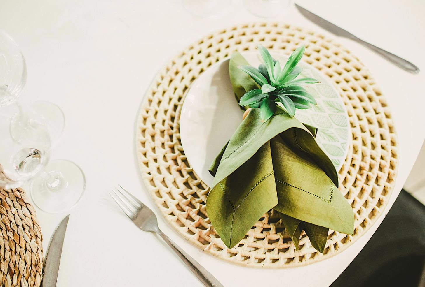 beautiful place setting tablescape.jpg